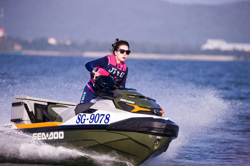 Cô gái trong sáng và xinh đẹp Ziwei rên rỉ và quyến rũ để được trả tiền cho một chương trình